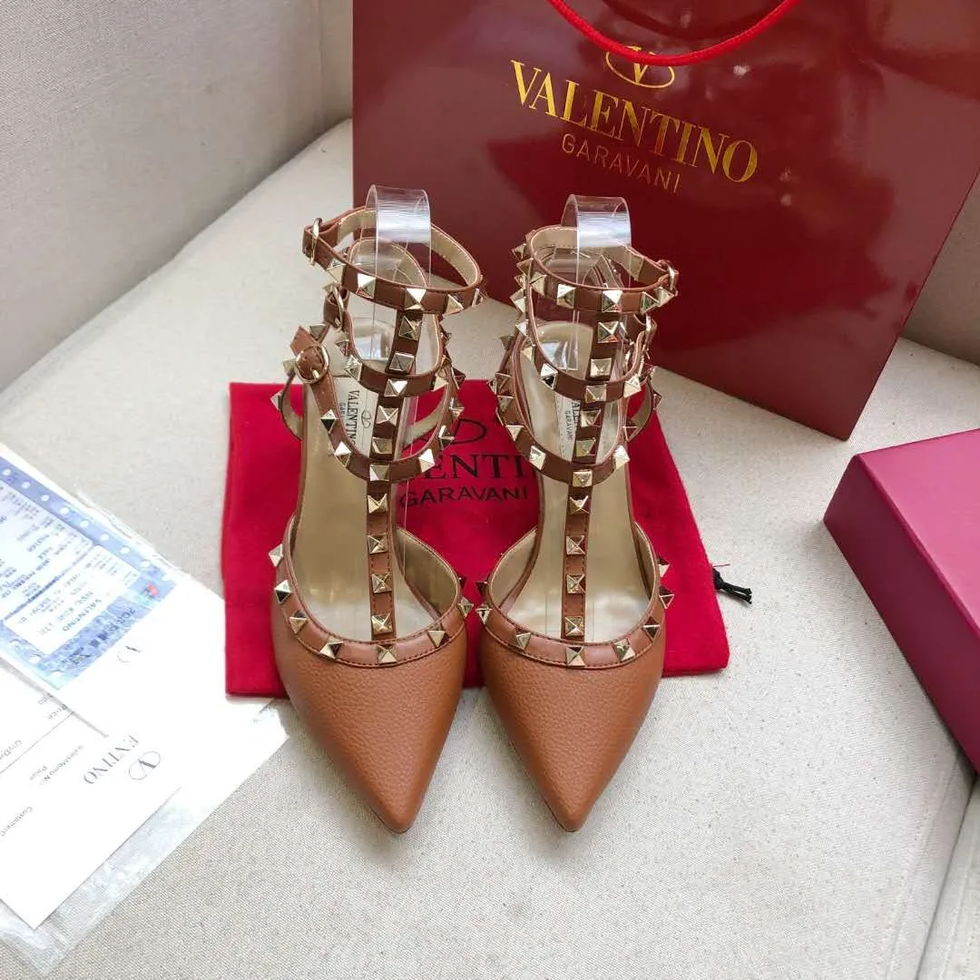 👟👟Ex-factory price 400👟👟 Genuine leather sole +30 Available all year round🎁[Brown pebbled leather series] Heel height: 9.5cm+6.5cm. Valentino is a global haute couture and ready-to-wear luxury brand. Valentino is timeless and never goes out of style. Sheepskin feet, lining 🎁34 to 40/41/42 sizes, ready stock. Original last from the counter, regular bottom, genuine leather outsole +30